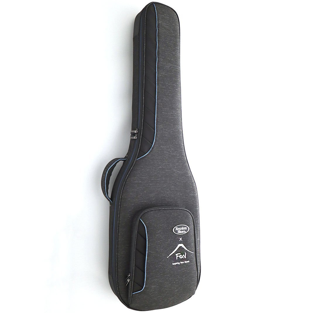 Mavi biye ve ön cepli koyu gri gitar kılıfı. Beyaz arka planda dik duruyor.