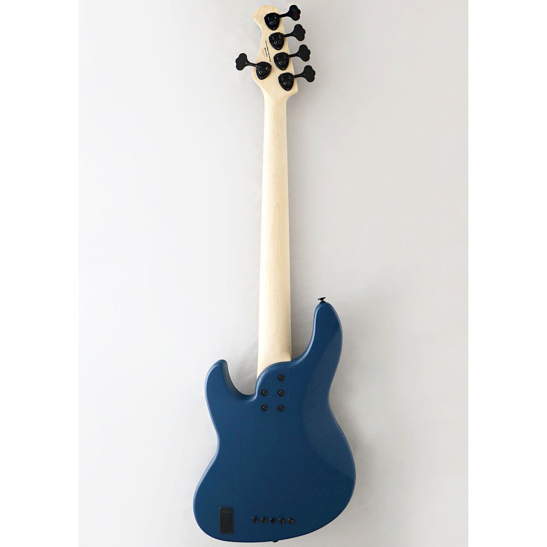 Açık renk ahşap sapa ve siyah akort burgularına sahip mavi 5 telli bas gitarın arka görünümü.