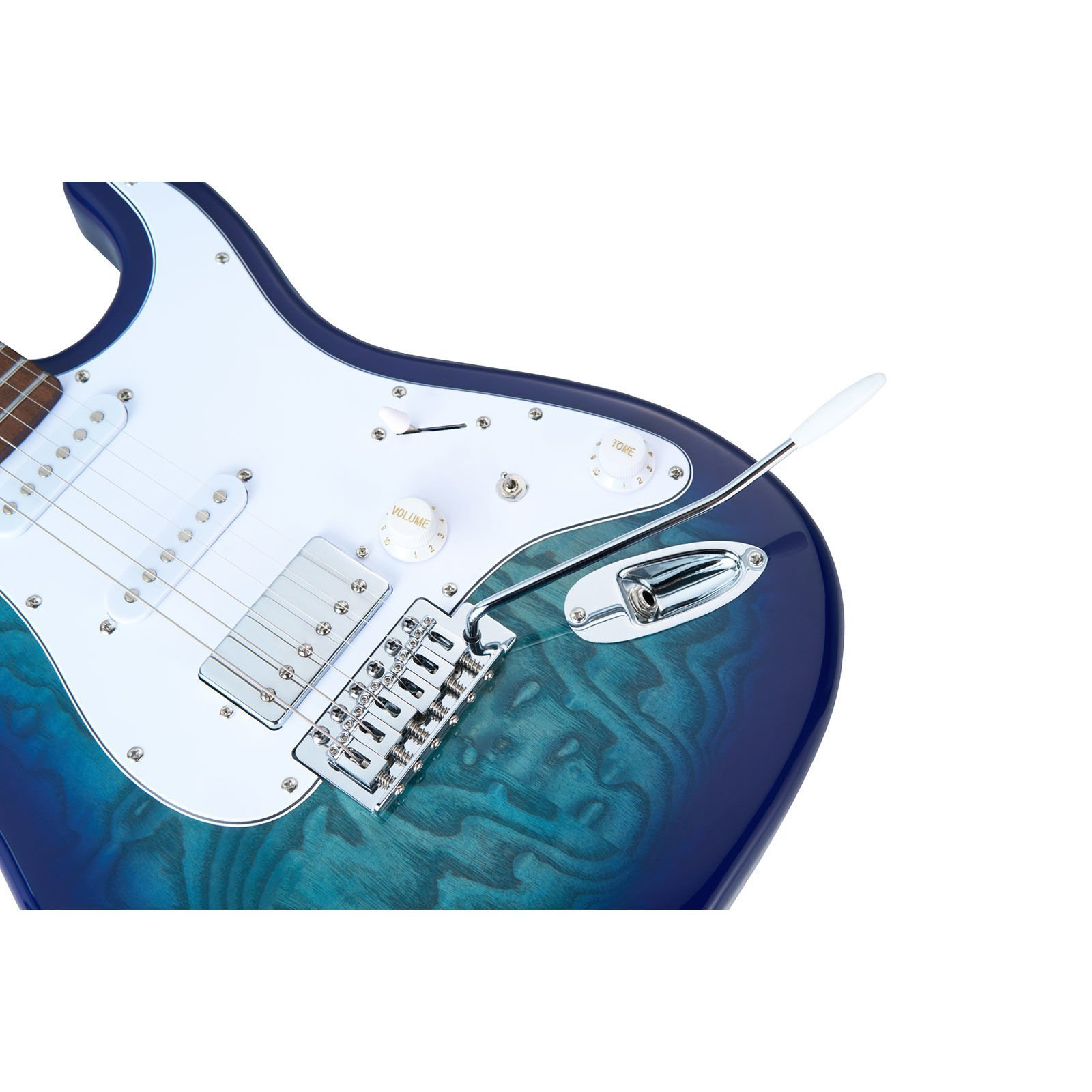 Mavi gövdeli, beyaz pena korumalı ve krom donanımlı bir elektro gitar.
