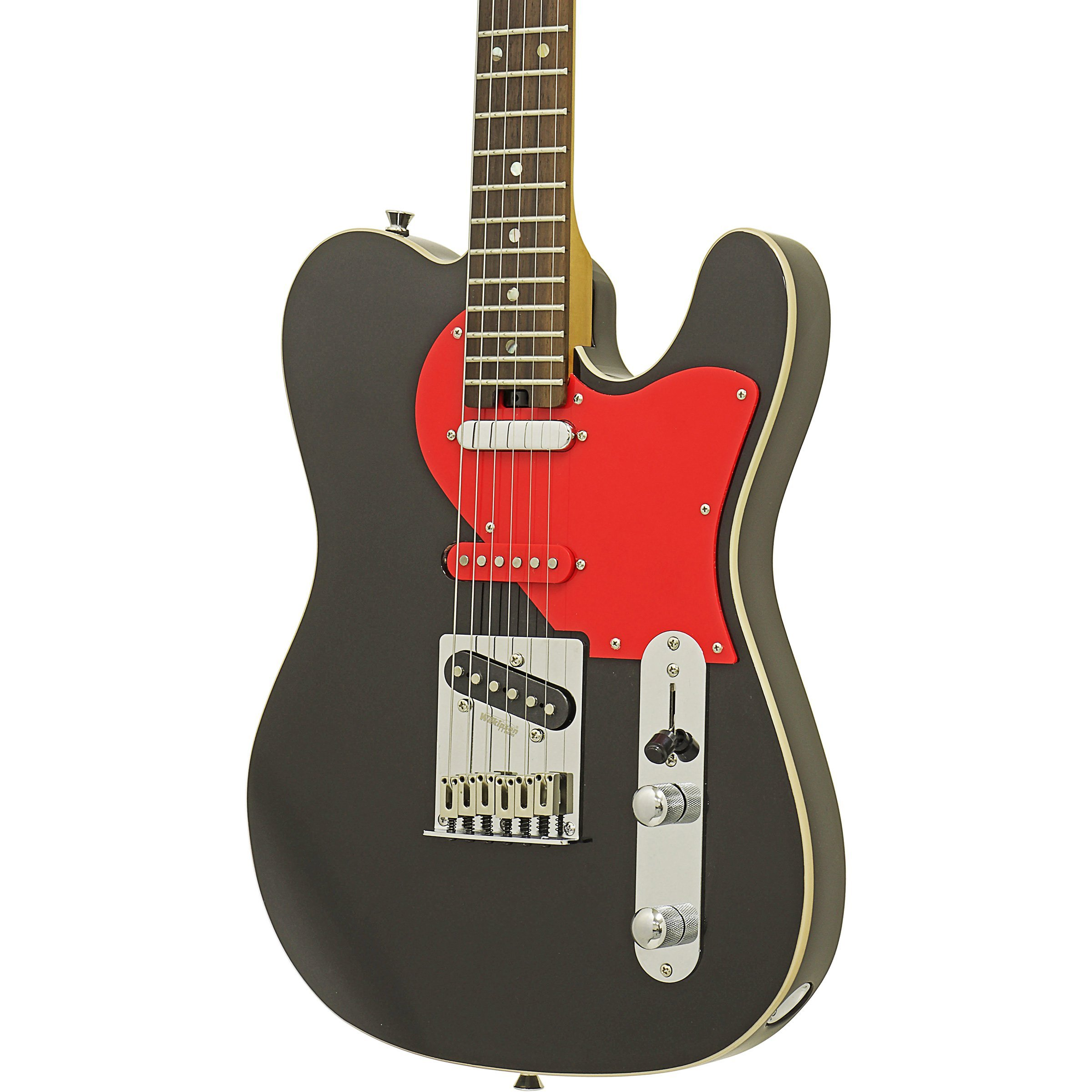 Kırmızı pena korumalı, gümüş donanımlı siyah elektro gitar.