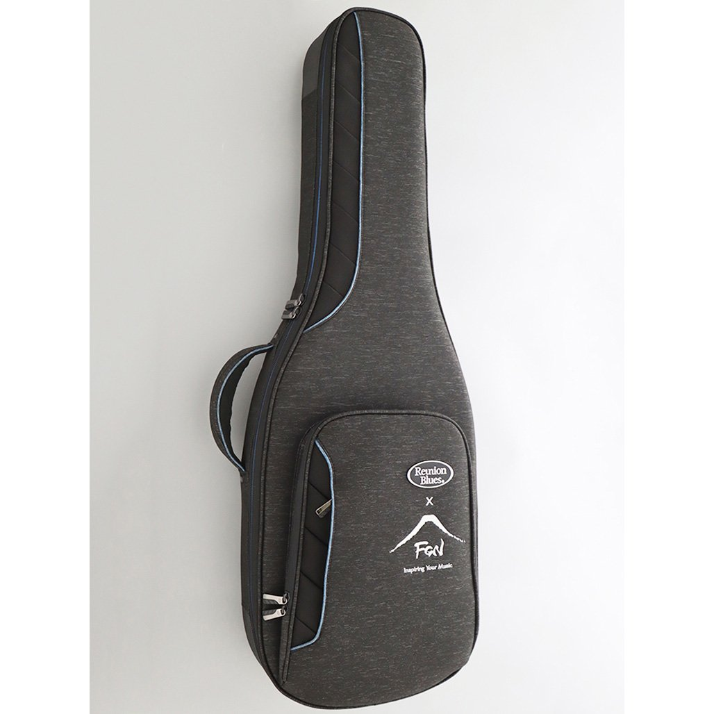 Ön cepte mavi biye ve logolu koyu gri gitar kılıfı.