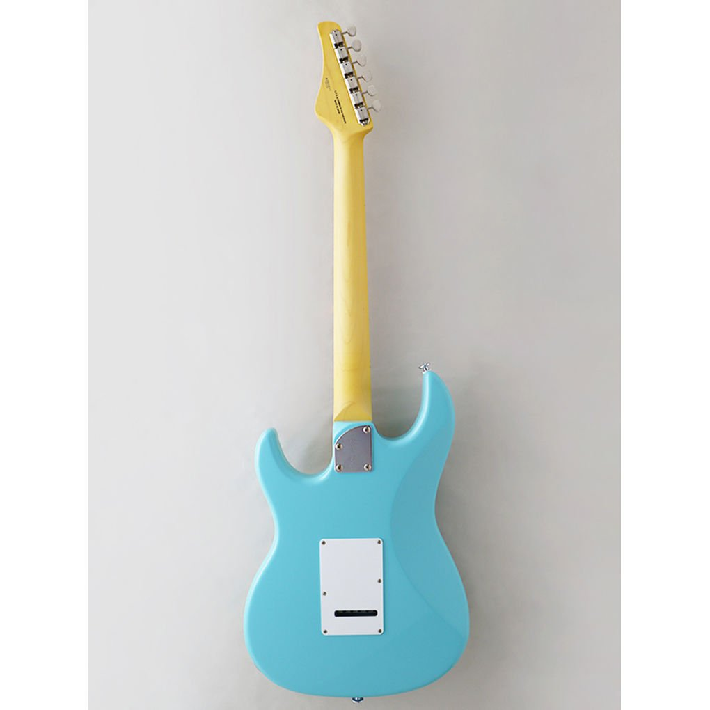 Açık mavi elektro gitar, soluk sarı sap ve başlığıyla duvarda asılı.