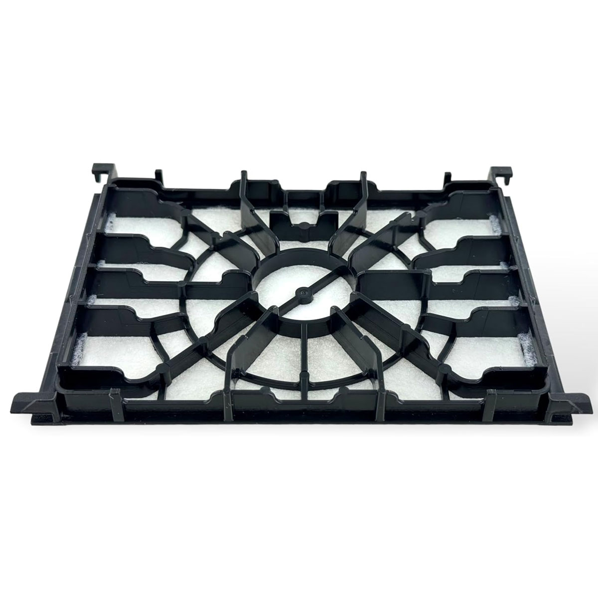 Un filtro a griglia nero con inserto bianco su sfondo bianco.