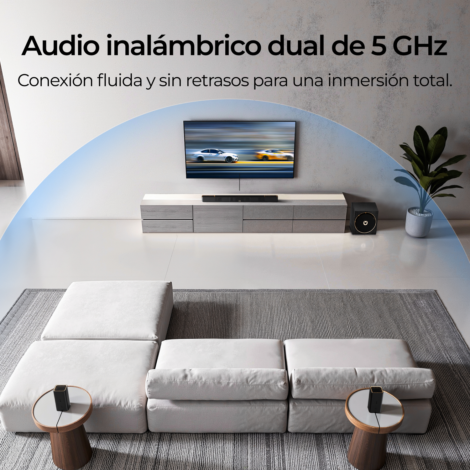 Sala de estar moderna con sofá blanco, TV y subwoofer.