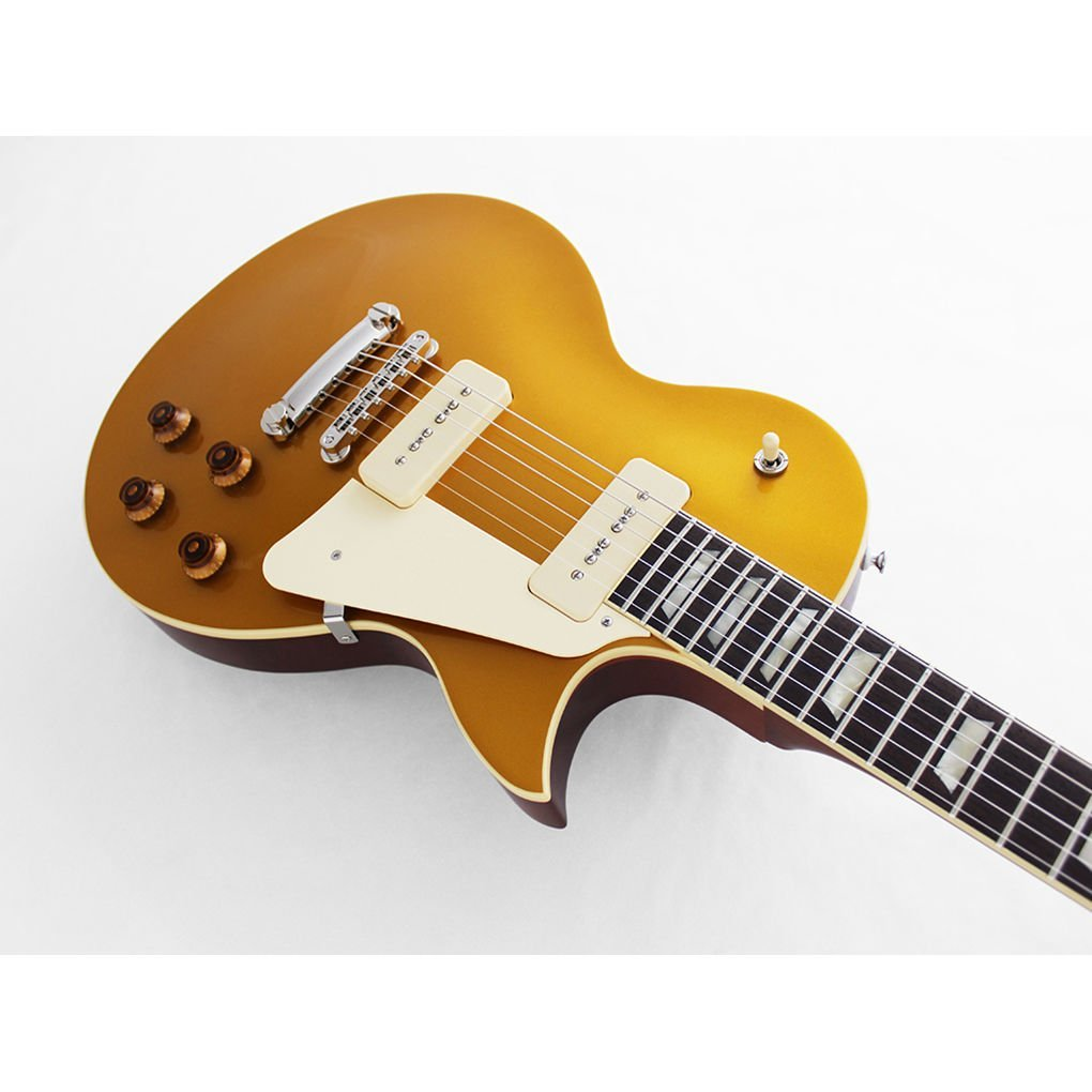 Beyaz pena korumalı ve krem rengi manyetikli altın rengi elektro gitar, beyaz arka plan üzerinde.