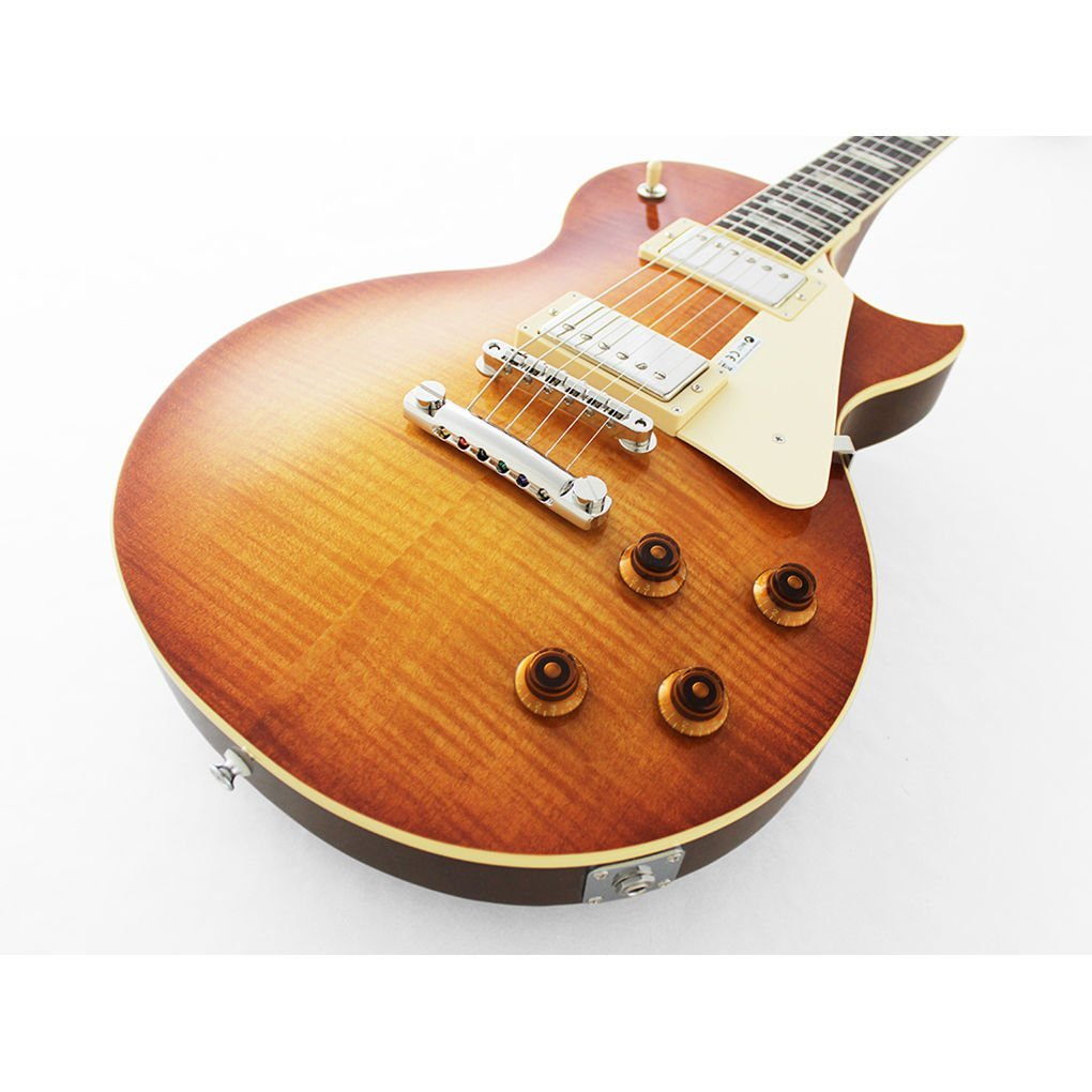 Parlak metal parçalı, güneş patlaması bitişli elektro gitar, beyaz arka plan üzerinde.