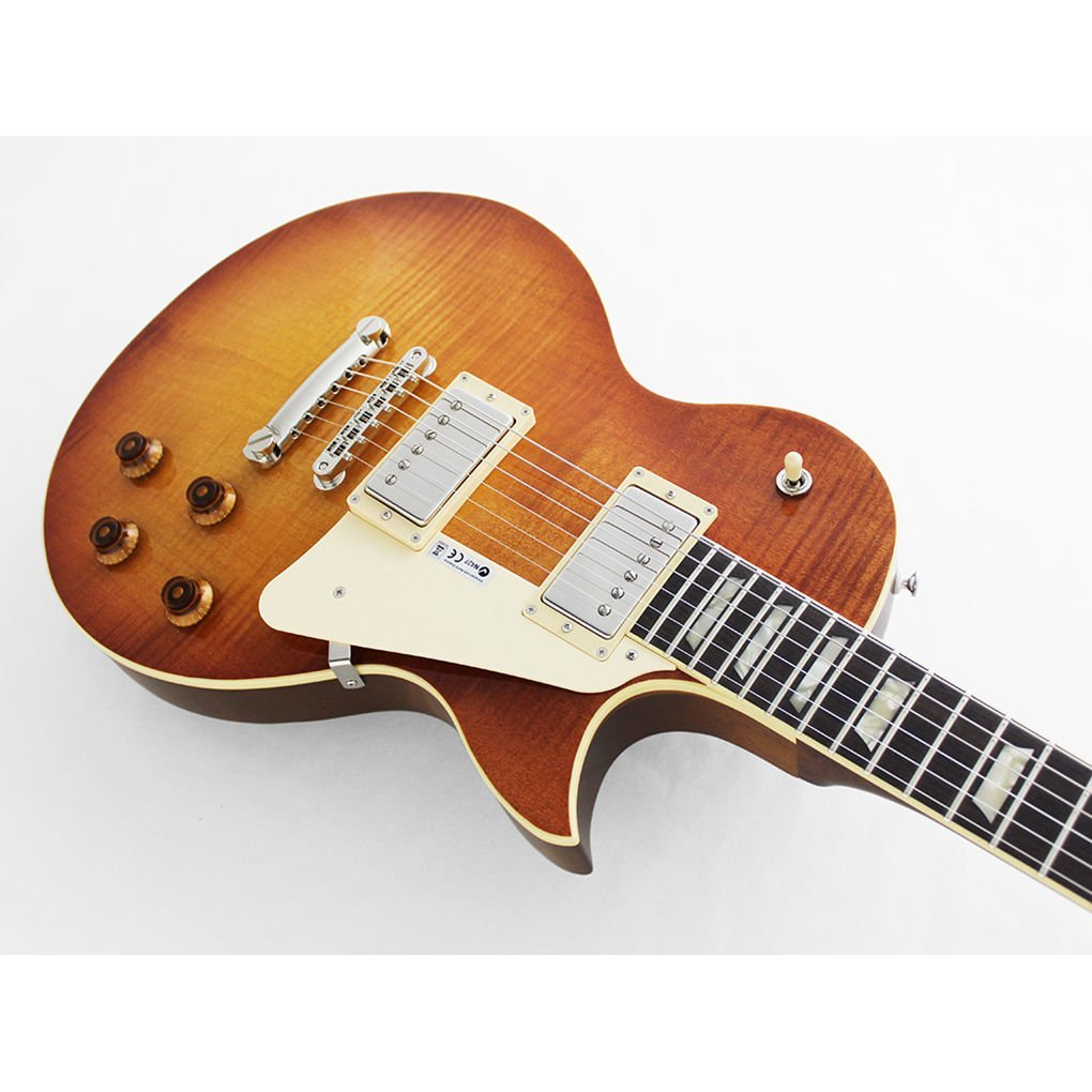 Kahverengi gövdeli ve krem rengi pena korumalı elektro gitar yakın çekim.