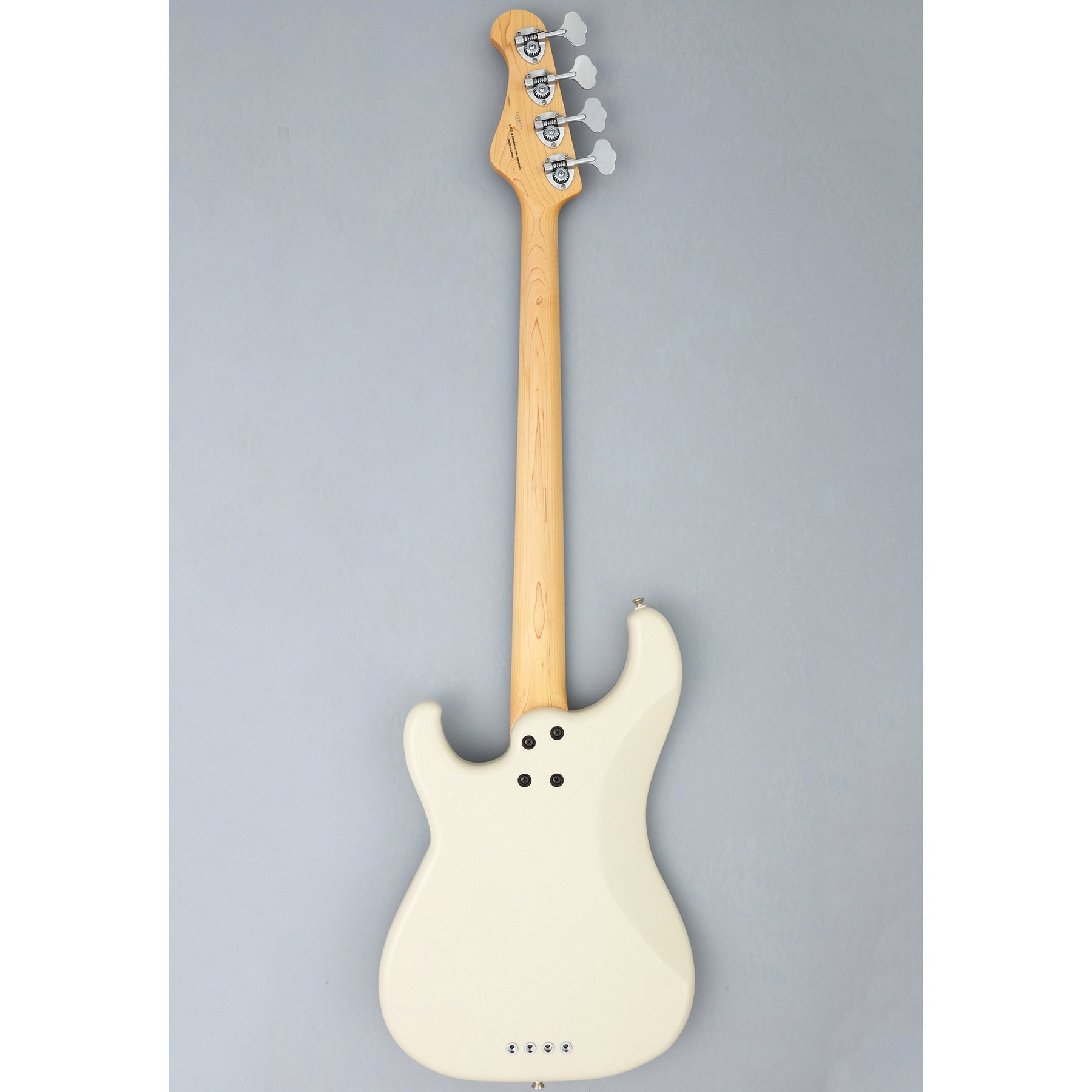 Arkadan beyaz bas gitar, açık renk ahşap klavyeli ve dört telli.