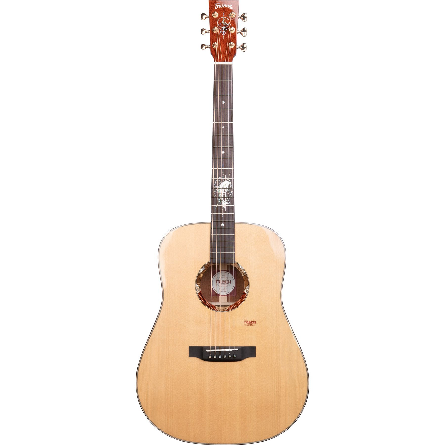 Ahşap damarlı, krom burgulu, klavyesinde amblemli, açık renkli akustik gitar.