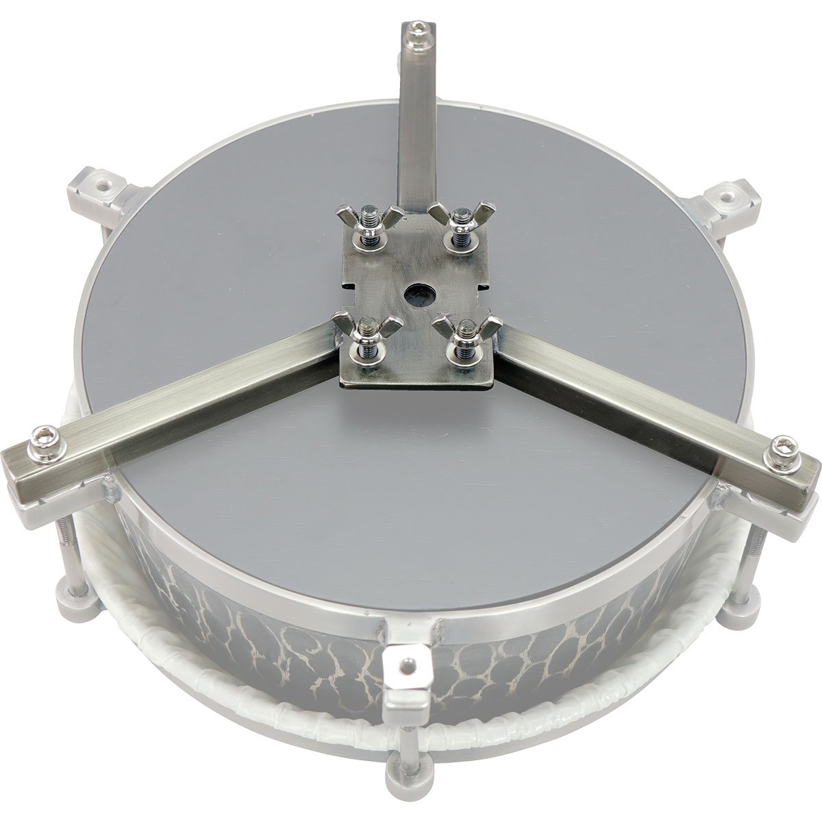 Metal braketli ve kanatlı somunlu gri davul başlığı.