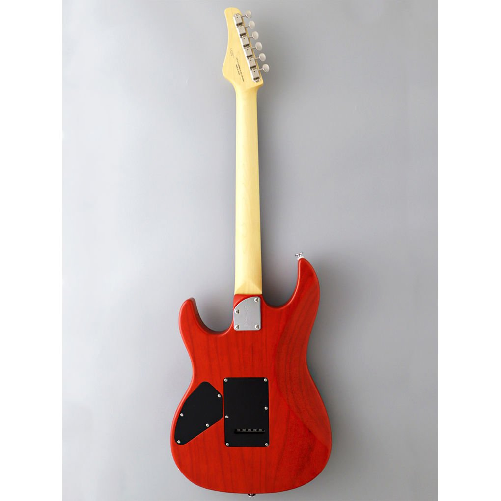 Arkadan gorunen kirmizi elektro gitar, acik renkli sapti ve gumus donanimli.