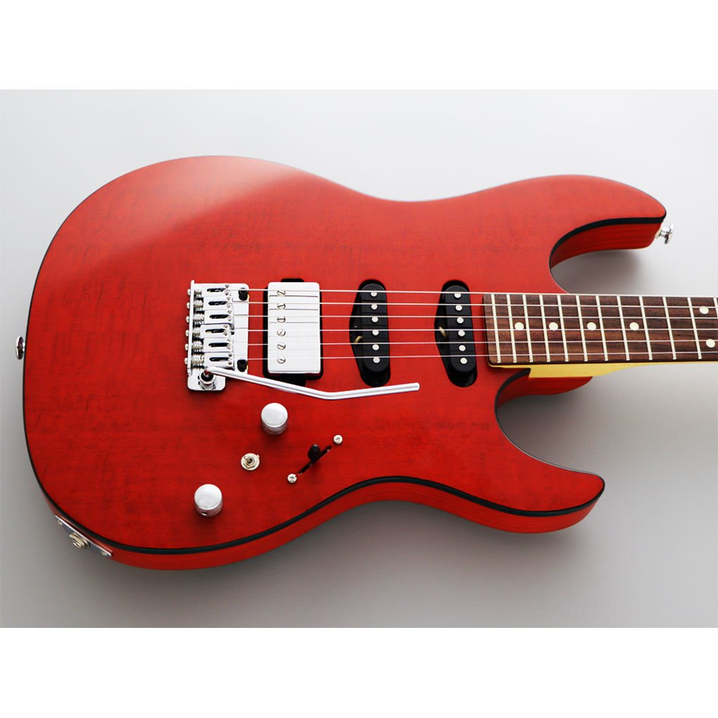Gümüş köprülü, siyah manyetikli kırmızı elektro gitar, gri arka plan üzerinde.