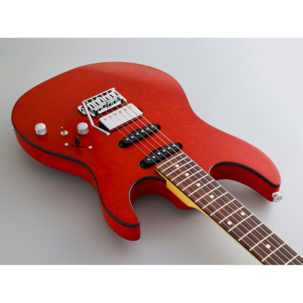 Gümüş donanıma sahip kırmızı elektro gitar, gri arka plan üzerinde.