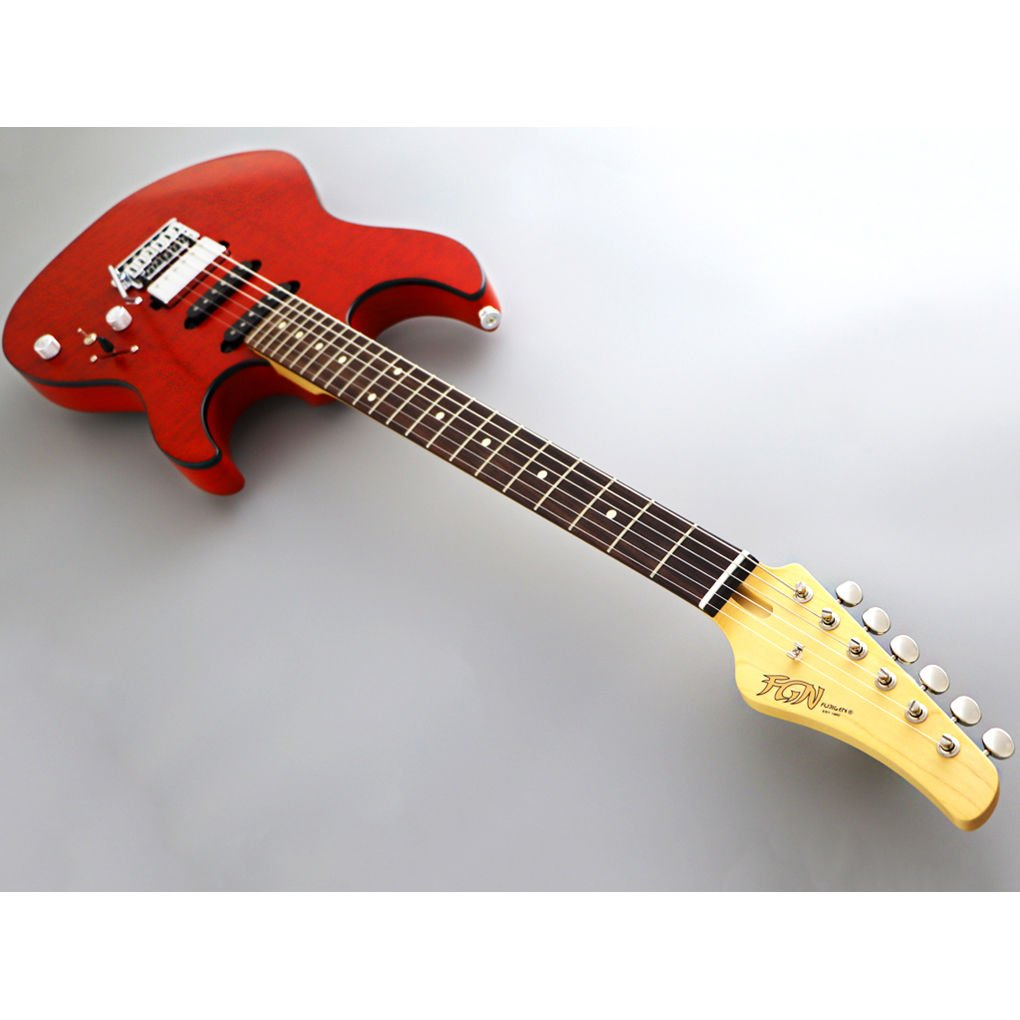 Gri arka plan üzerinde gümüş donanımlı, açık renkli saplı kırmızı elektro gitar.
