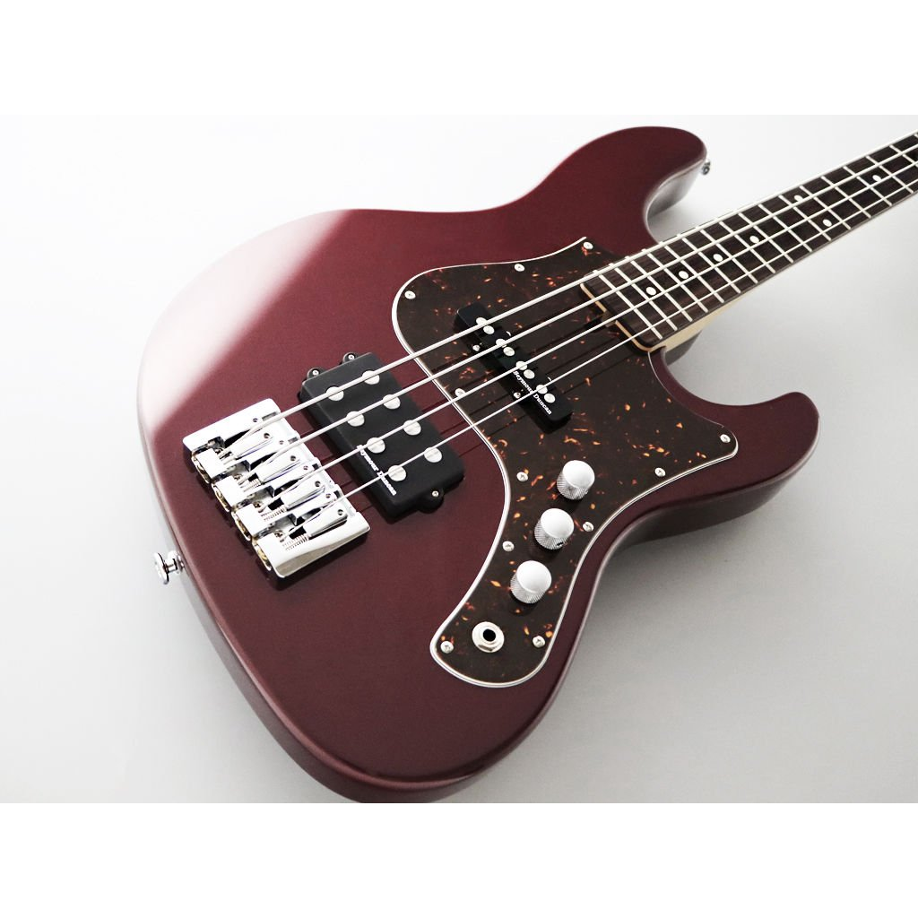 Dört telli, gümüş köprülü, koyu kırmızı elektrik bas gitar.