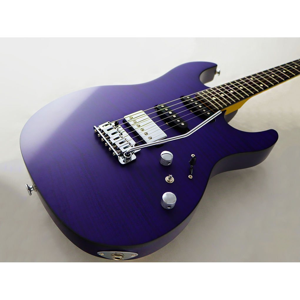 Gümüş donanımlı, altı telli mor elektrik gitar.