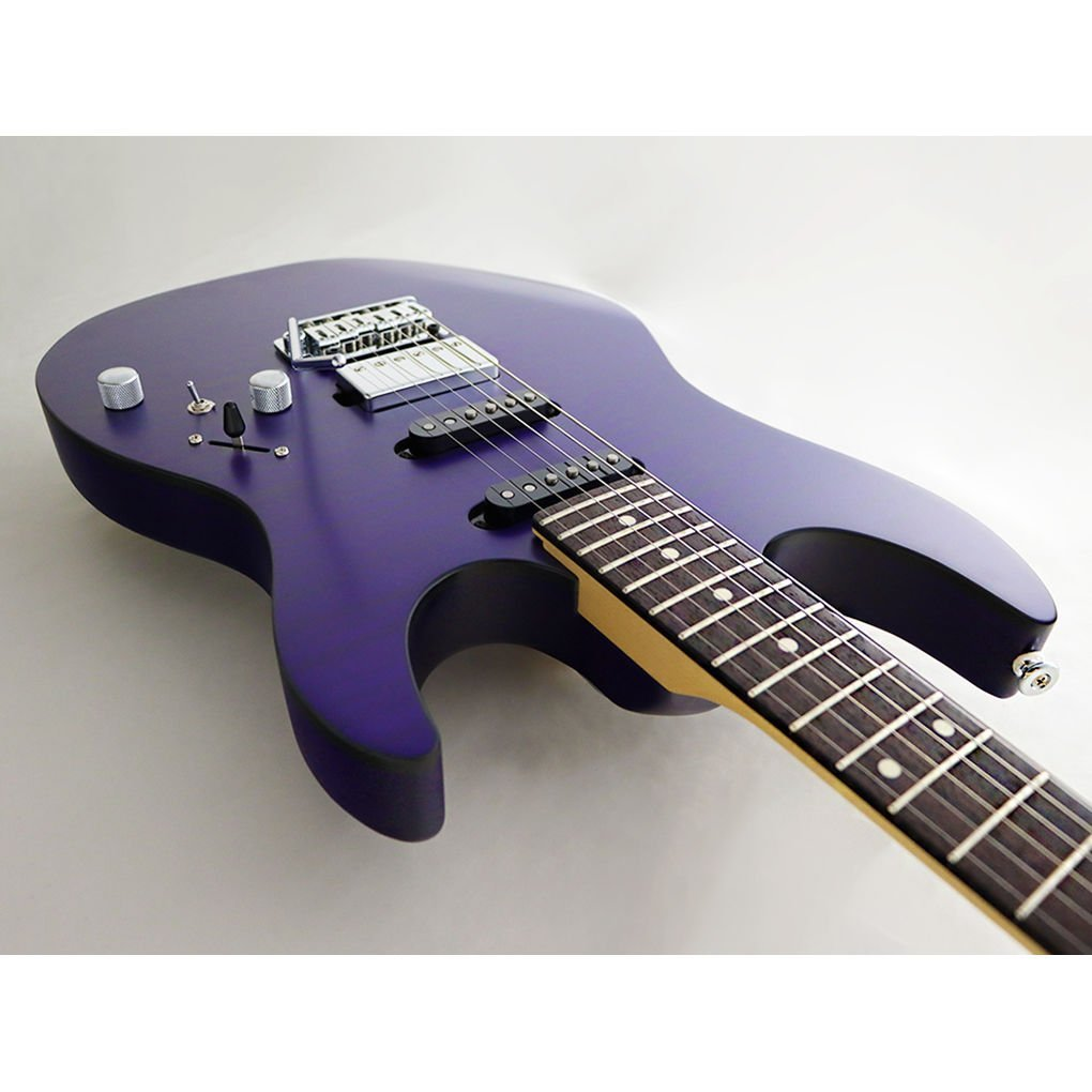 Beyaz arka plan üzerinde gümüş donanıma sahip mor elektro gitar.