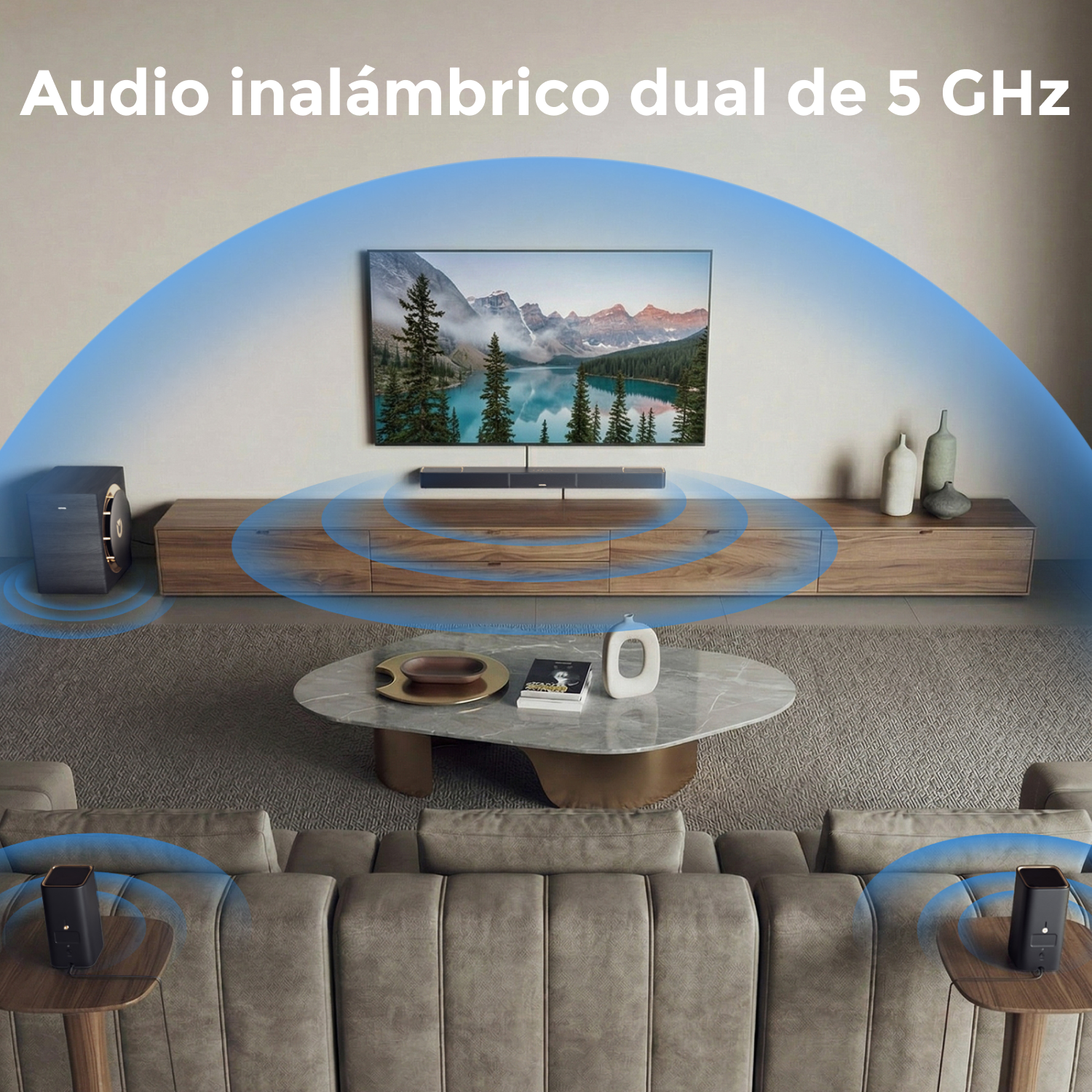 Una sala de estar con TV, barra de sonido, subwoofer y dos altavoces pequeños.