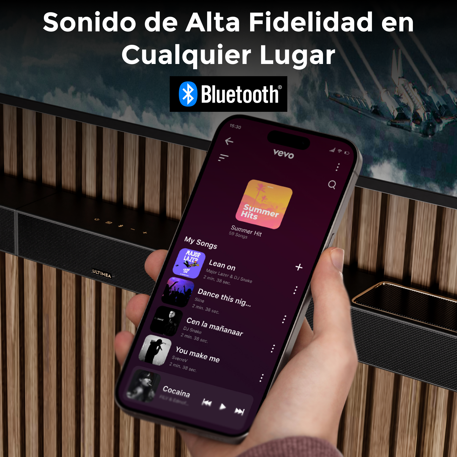 Una mano sostiene un smartphone con app de música sobre una barra de sonido. Logo Bluetooth visible.