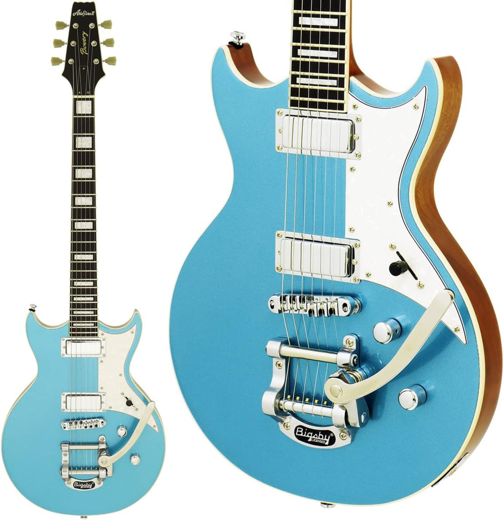 Beyaz pena korumalı ve krom donanımlı mavi elektro gitarın iki görünümü.