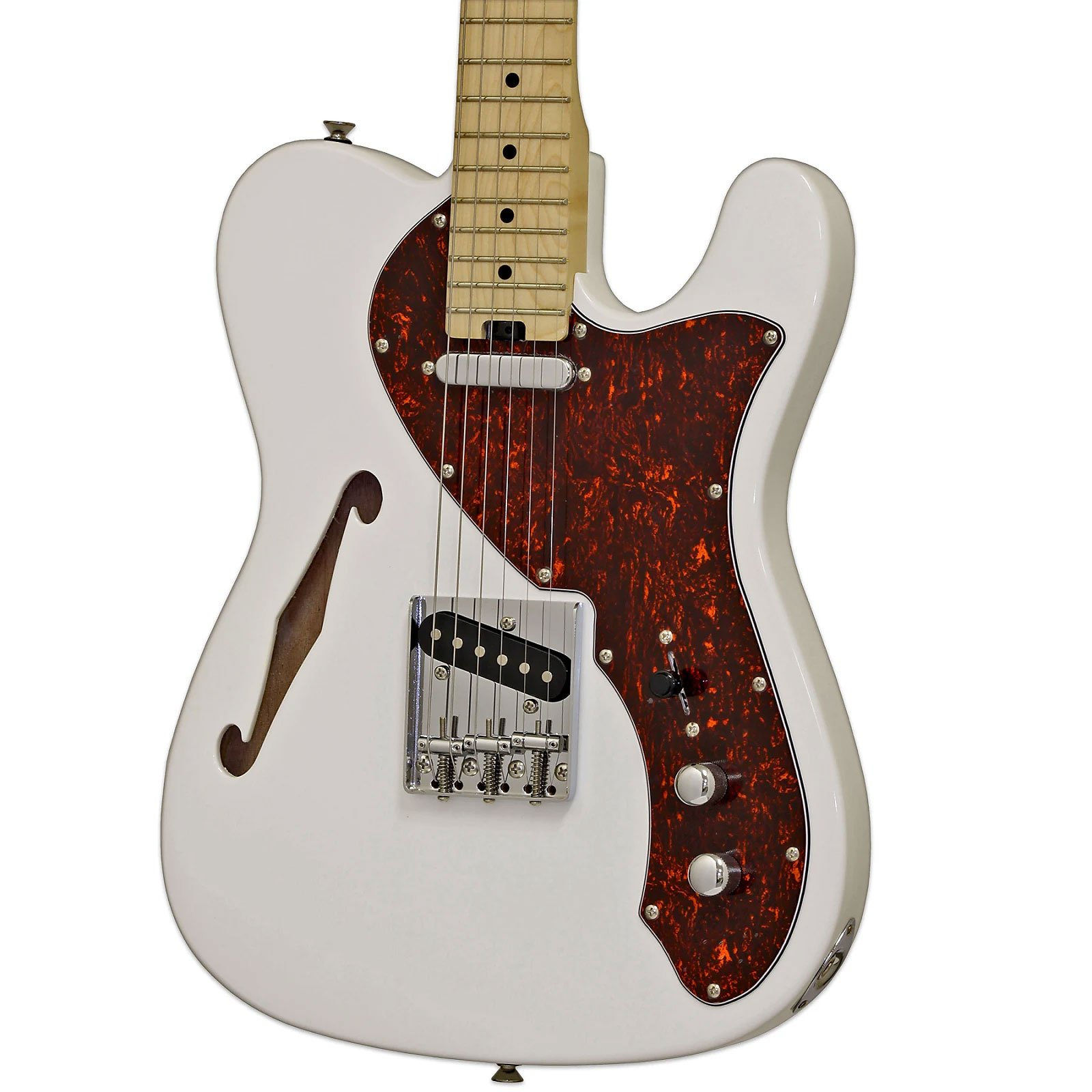 F-delikli, kaplumbağa kabuğu desenli pickguard'lı, krom donanımlı ve açık renk ahşap saplı beyaz bir elektro gitar.