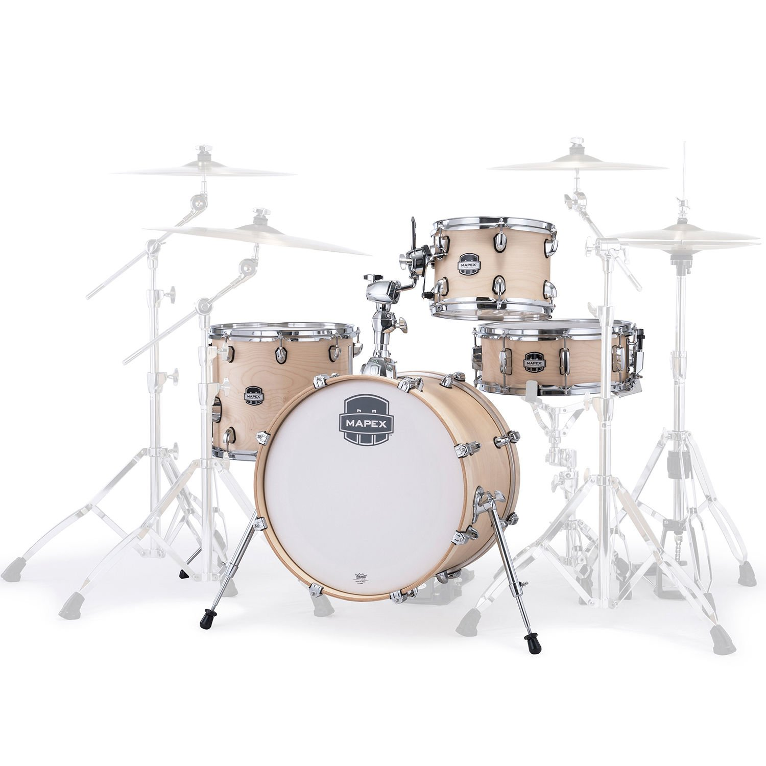 Davulda Mapex logosu olan açık renk ahşap davul seti.