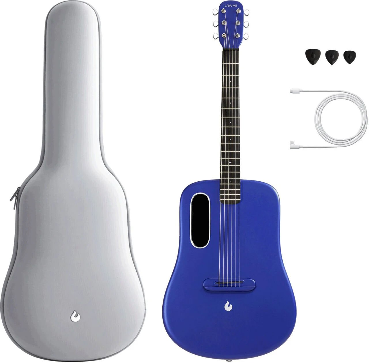Beyaz arka plan üzerinde kılıf, şarj kablosu ve pena ile mavi gitar.
