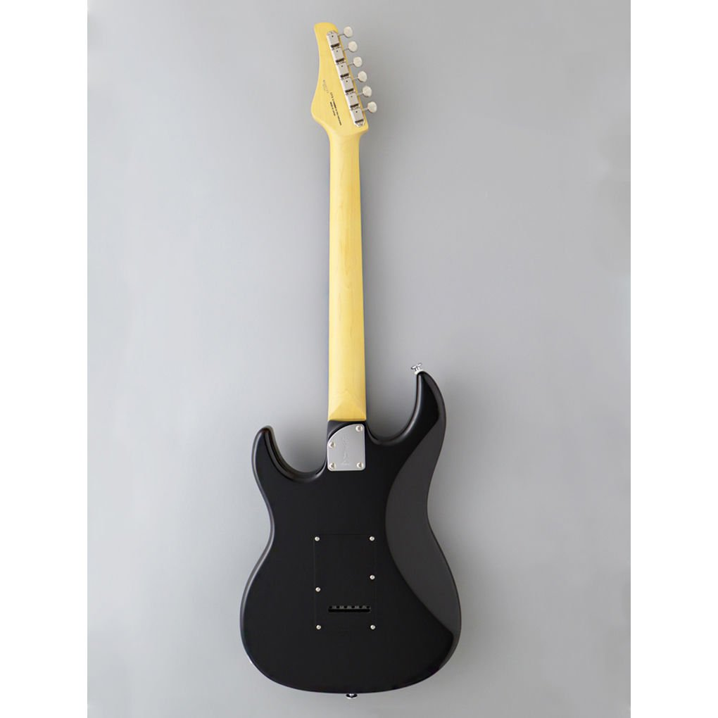 Gri arka plan üzerinde açık ahşap saplı siyah elektro gitar.