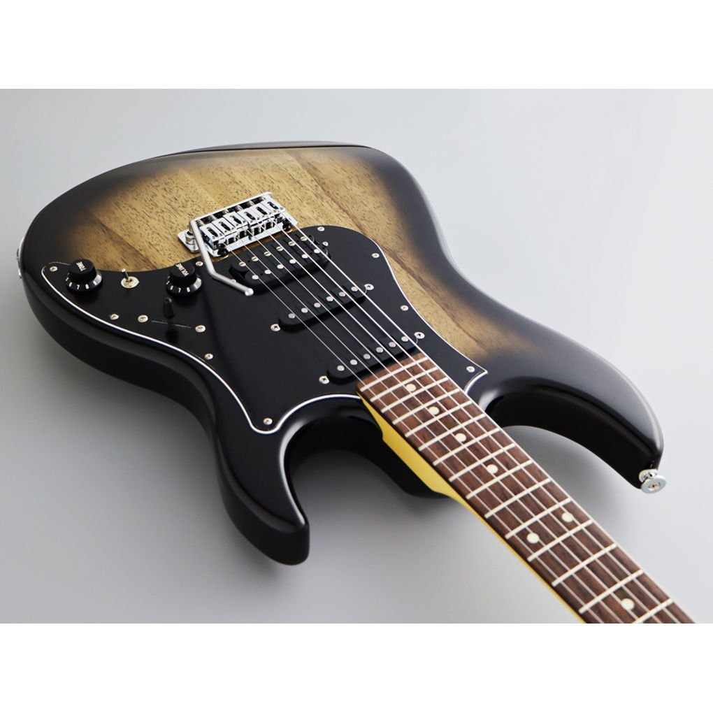 Ahşap damarlı, siyah pena korumalı ve krom donanımlı elektro gitar.