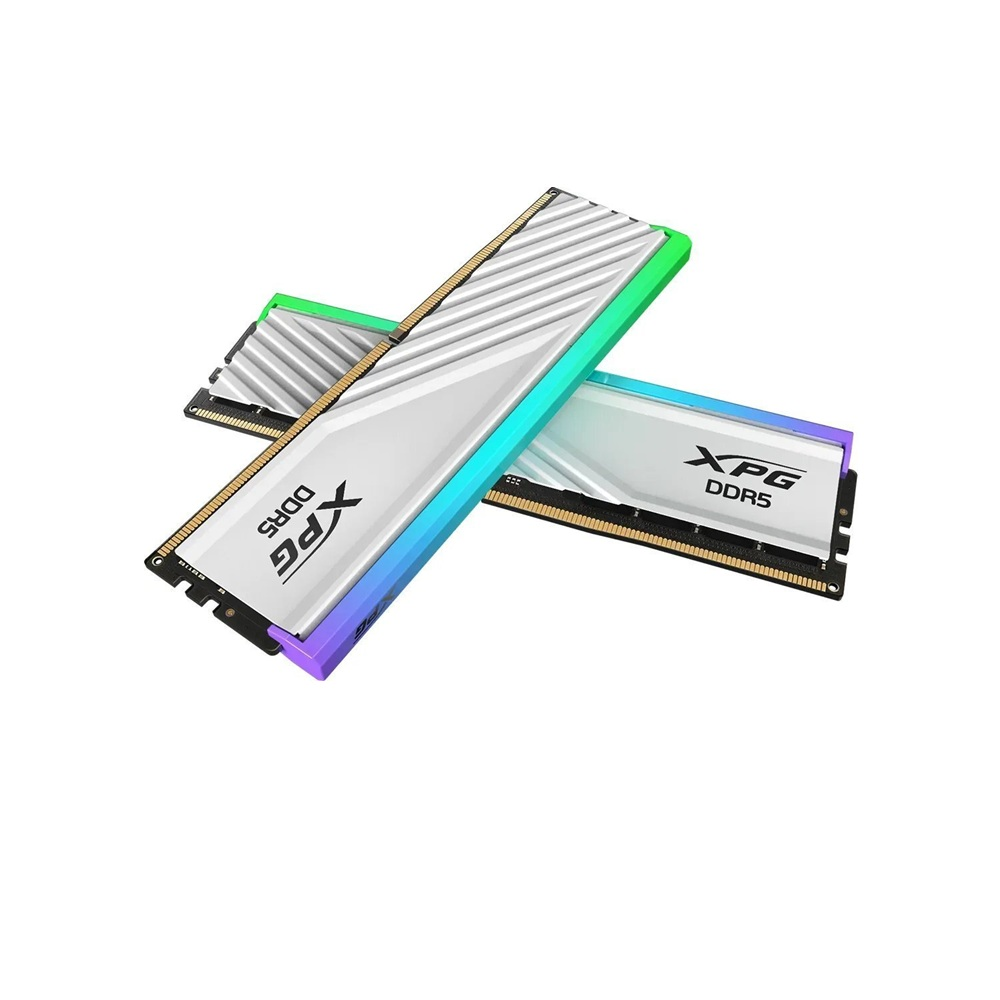 Due moduli RAM XPG DDR5 con dissipatori bianchi e illuminazione RGB.