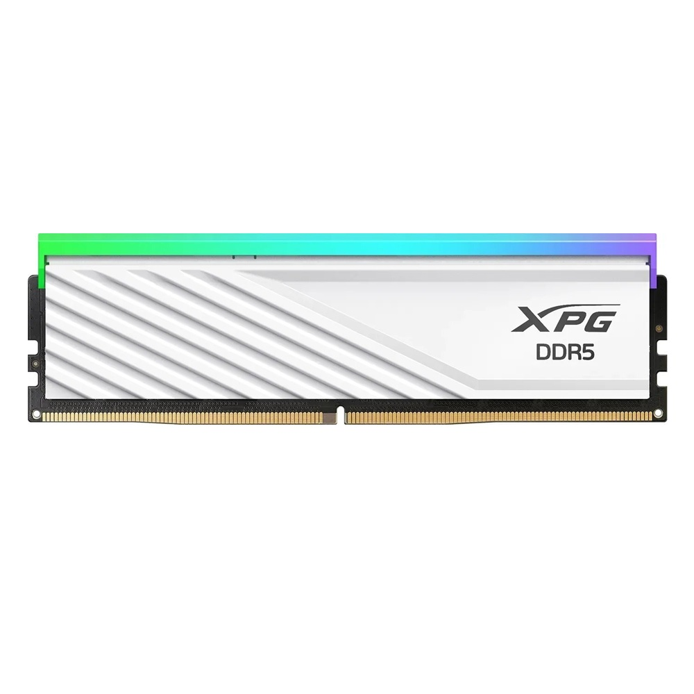 Un modulo RAM XPG DDR5 bianco con illuminazione RGB e accenti argentati.
