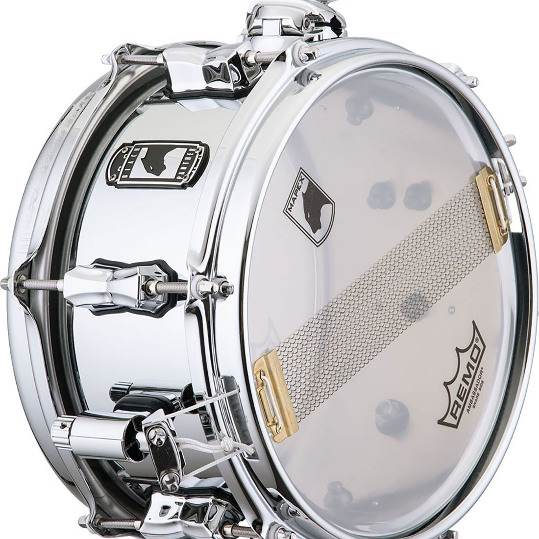 Parlak Mapex trampet, gümüş halkalar ve siyah panter logosuyla.