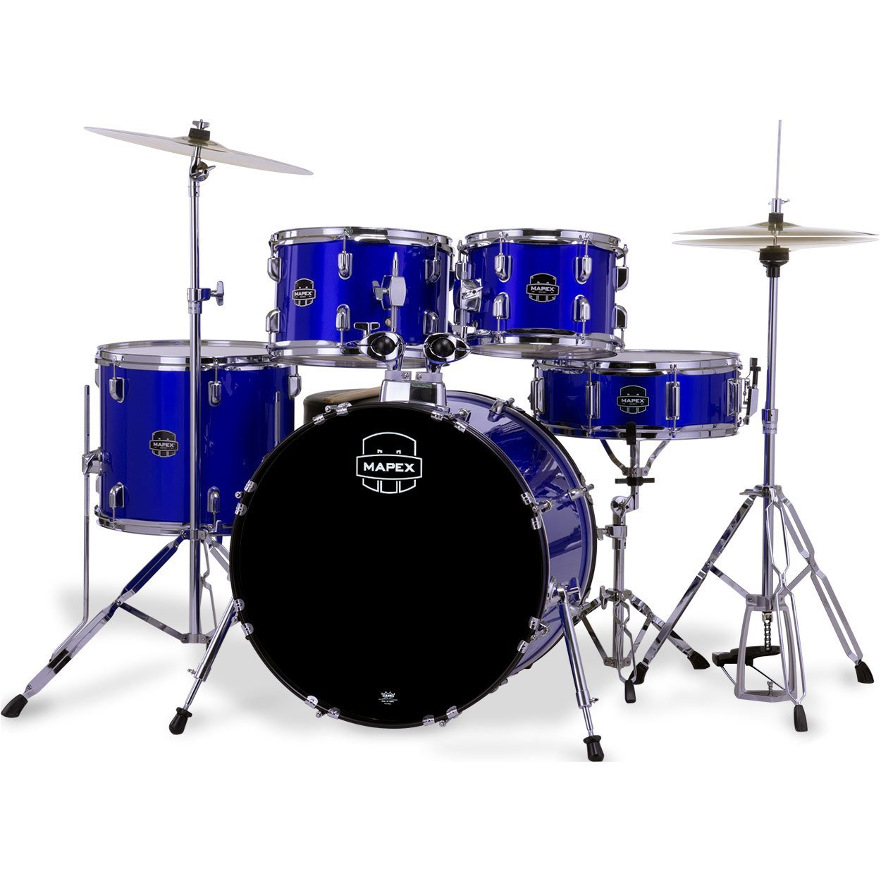 Siyah bas davulu, zilleri ve stantları olan mavi bir Mapex bateri seti.