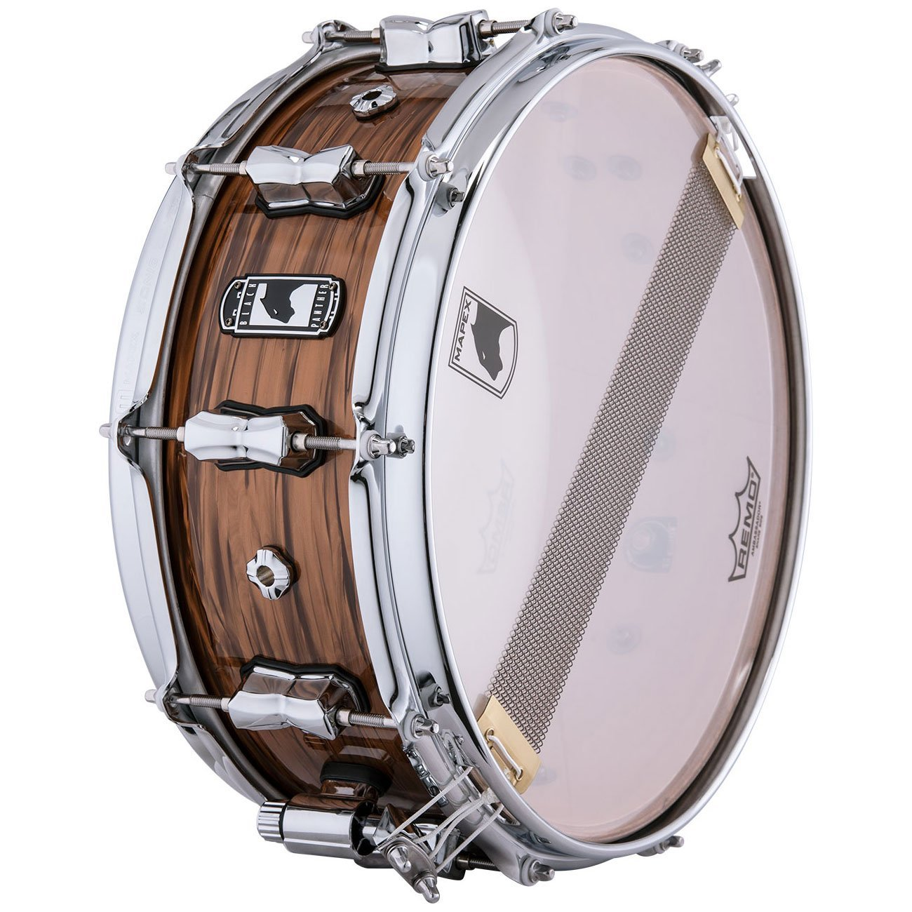 Gümüş metal parçalara ve beyaz bir deriye sahip kahverengi Mapex Black Panther trampet.