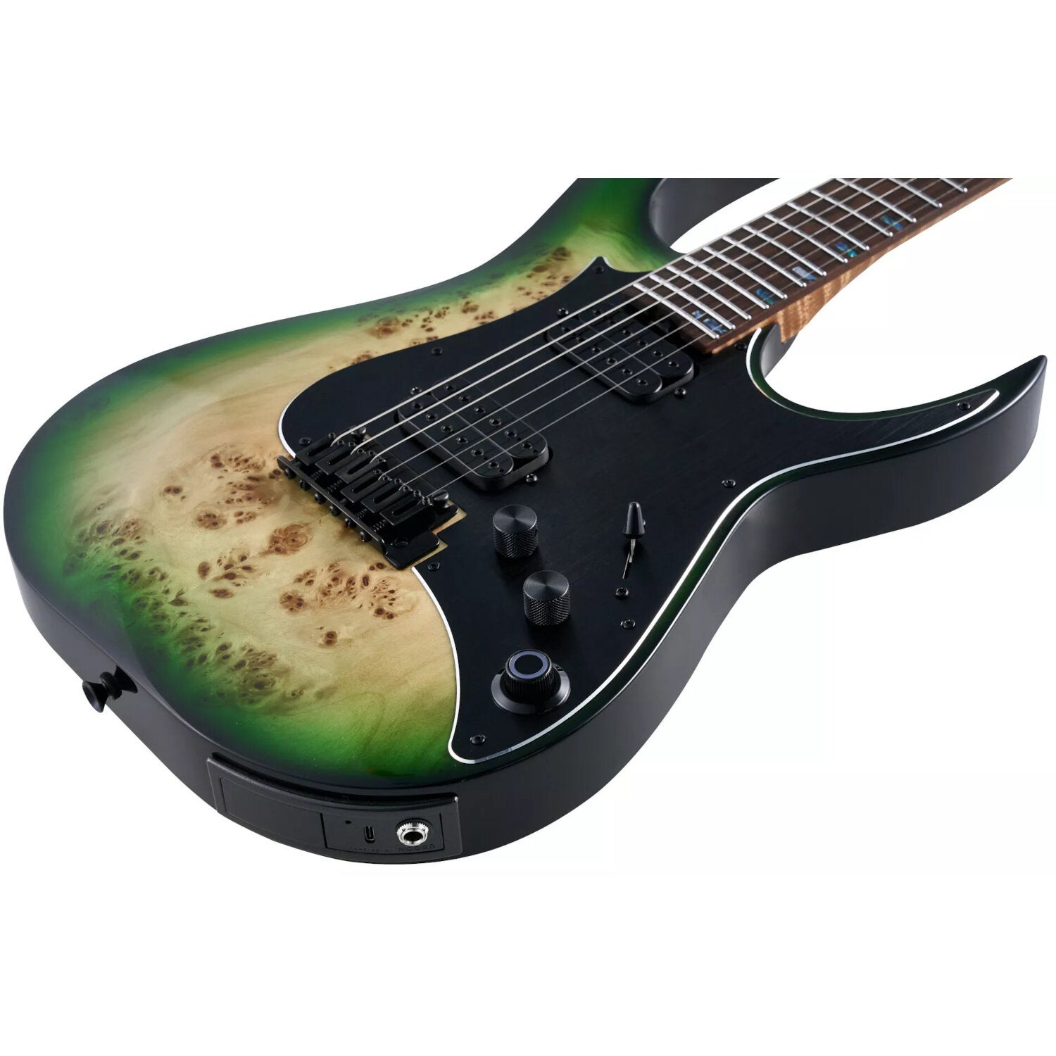 Ahşap damarlı yeşil elektro gitar ve siyah parçalar. Yakın çekim.