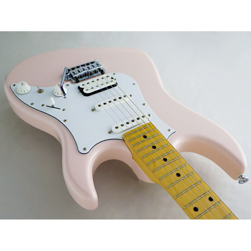 Beyaz pena korumalı ve sarı saplı açık pembe elektro gitar.