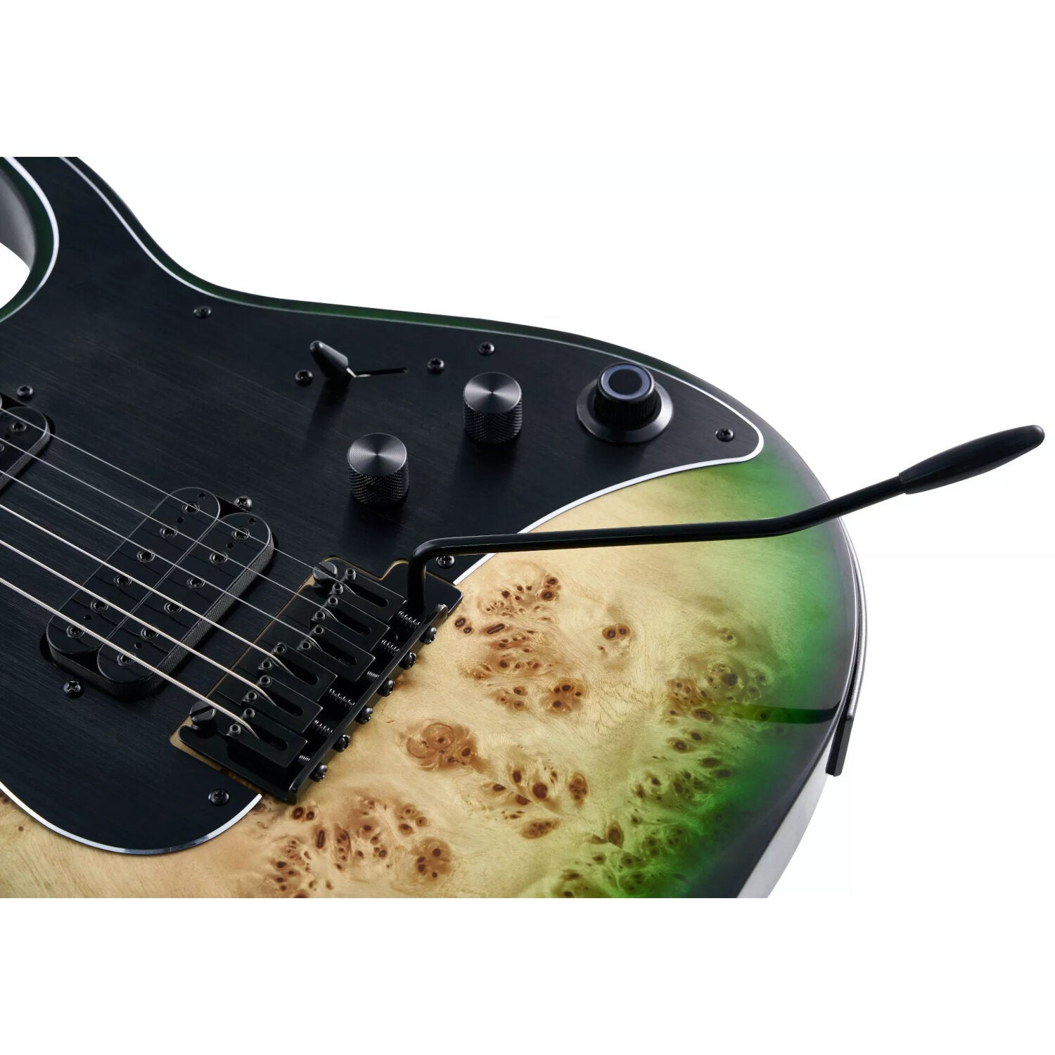 Siyah manyetik, düğmeler ve tremolo kolu olan elektro gitar gövdesi.