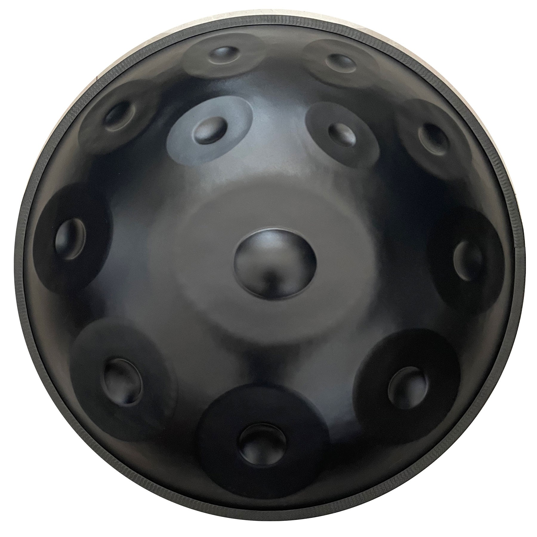 Dairesel girintili ve merkezi çukurlu siyah handpan davulu.