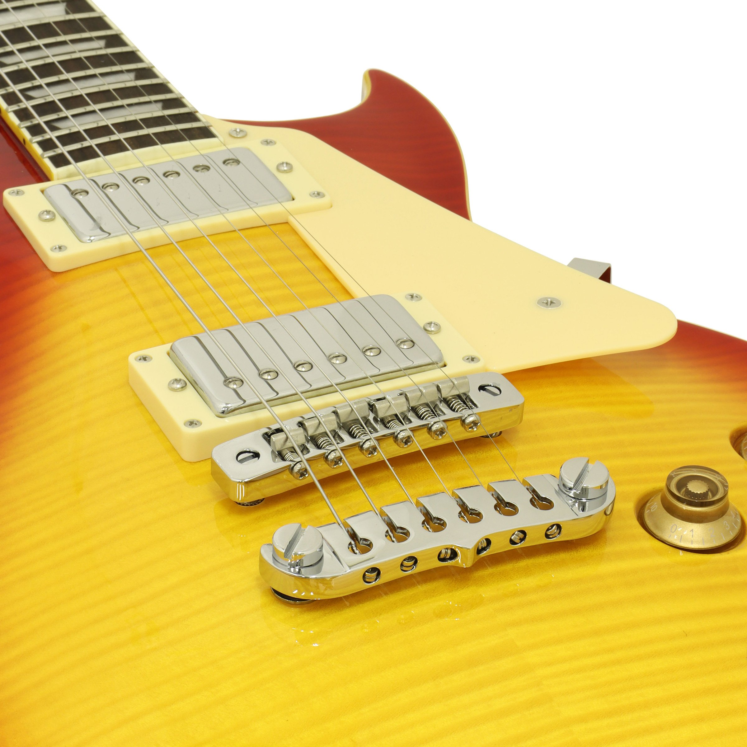 Sarı gövdeli, krom donanımlı, altı telli elektro gitarın yakın çekimi.