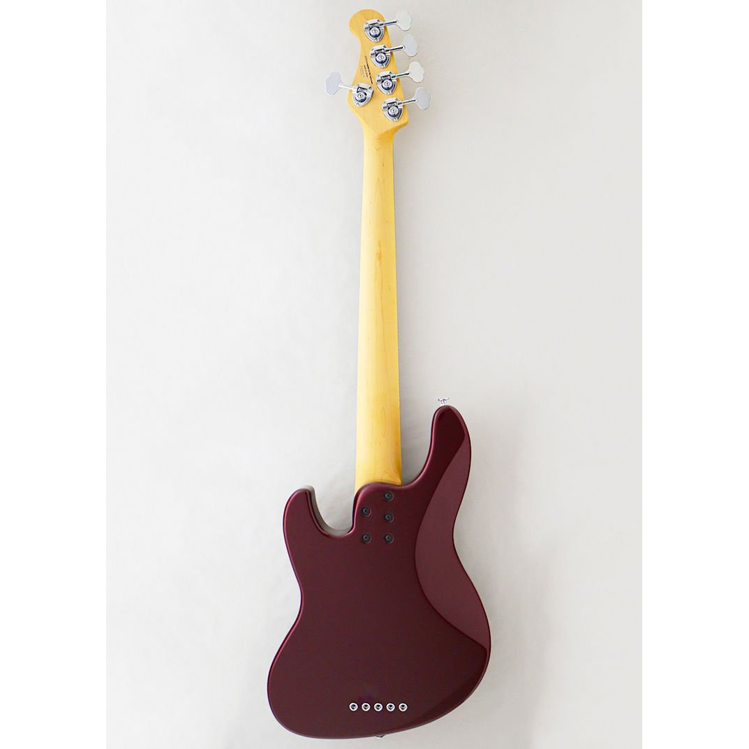 Koyu kırmızı bas gitar, açık ahşap saplı ve gümüş burgulu, arkadan görünüm.