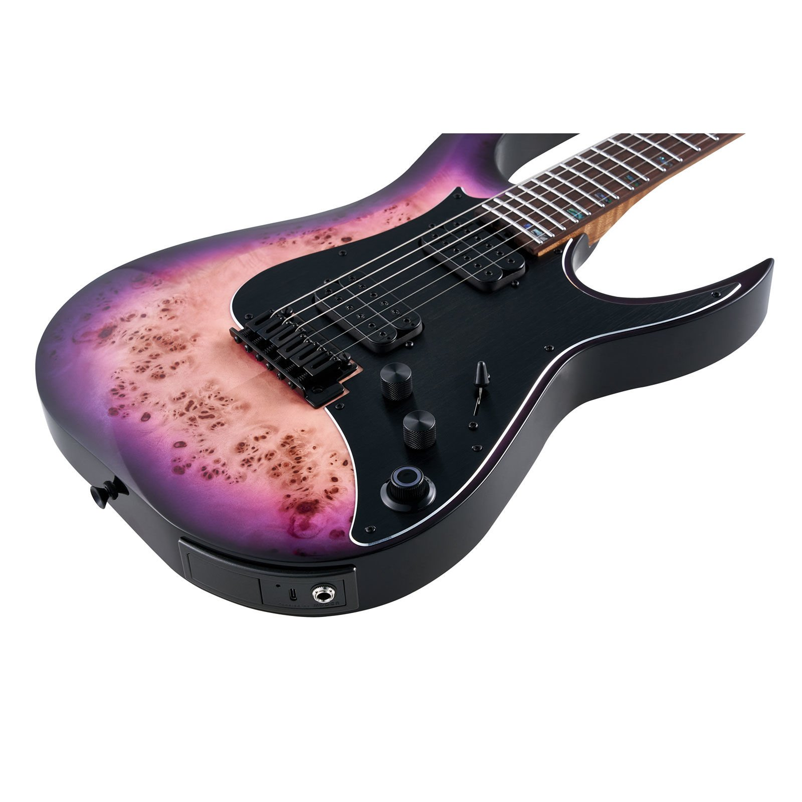 Gövdesinde mor-pembe degrade ve desenli ahşaba sahip bir elektro gitar.