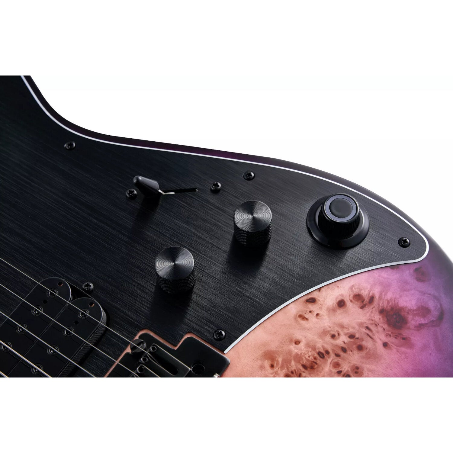Siyah düğmeler, manyetikler ve mor damarlı ahşap içeren elektro gitarın yakın çekimi.