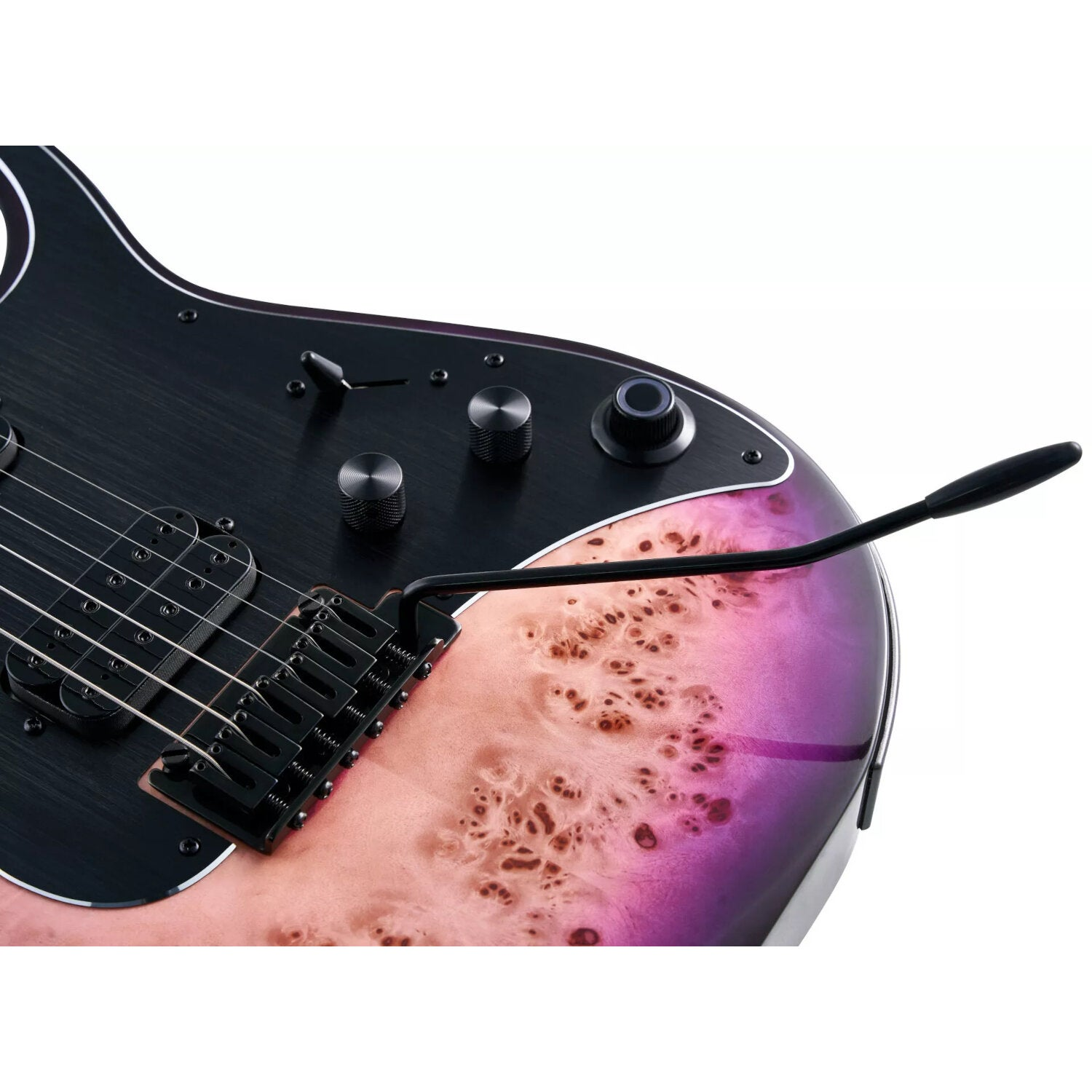 Siyah gövdeli, mor/pembe kaplamalı, tremolo kollu elektro gitar yakın çekimi.