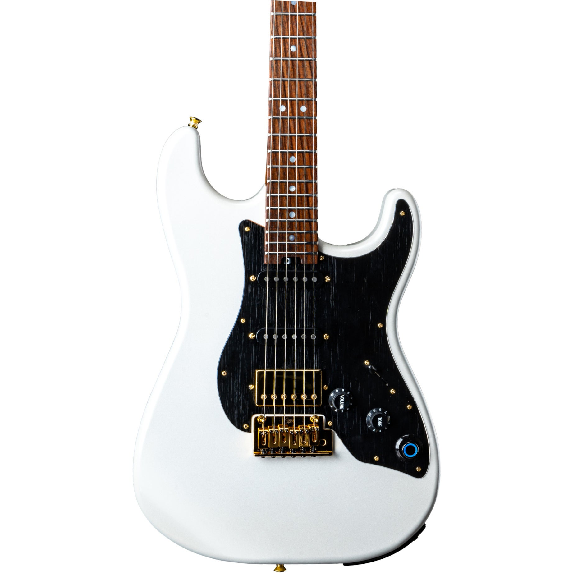 Siyah pena korumalı ve altın donanımlı beyaz elektro gitar.