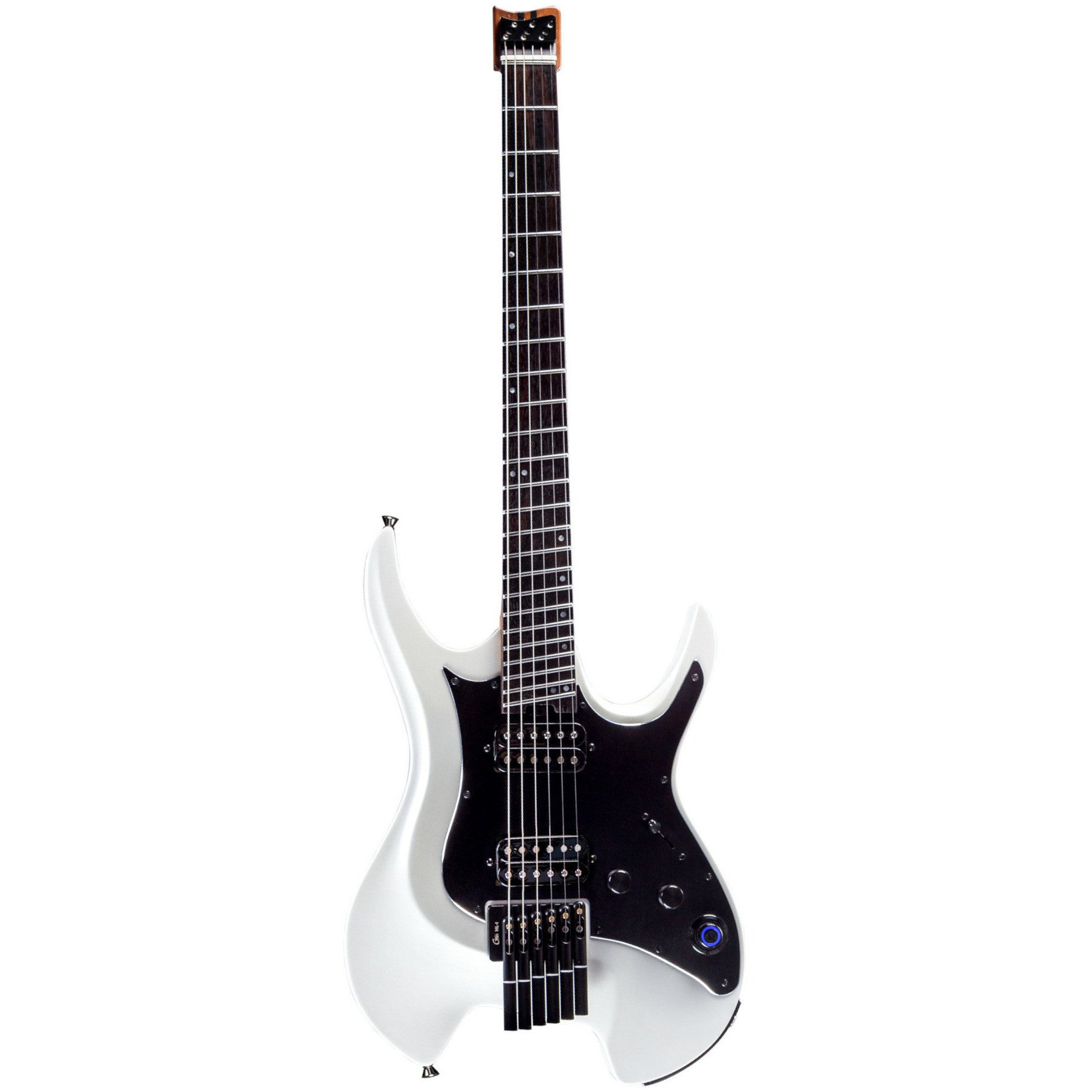 Beyaz bir elektro gitar, siyah pena koruması ve gümüş teller, beyaz arka plan üzerinde.