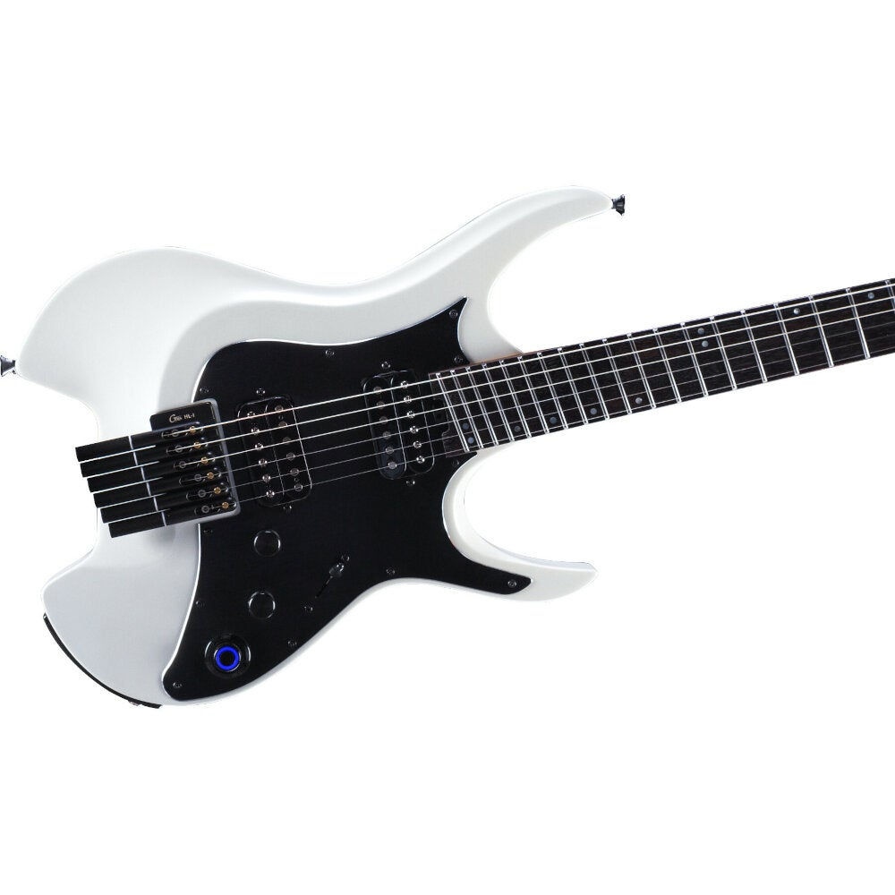 Siyah pena koruyuculu ve klavyeli beyaz elektro gitar.