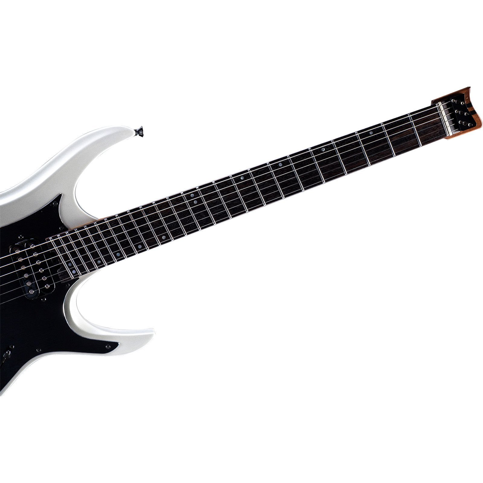 Gümüş elektrik gitar, siyah klavye ve telli, beyaz arka plan üzerinde.