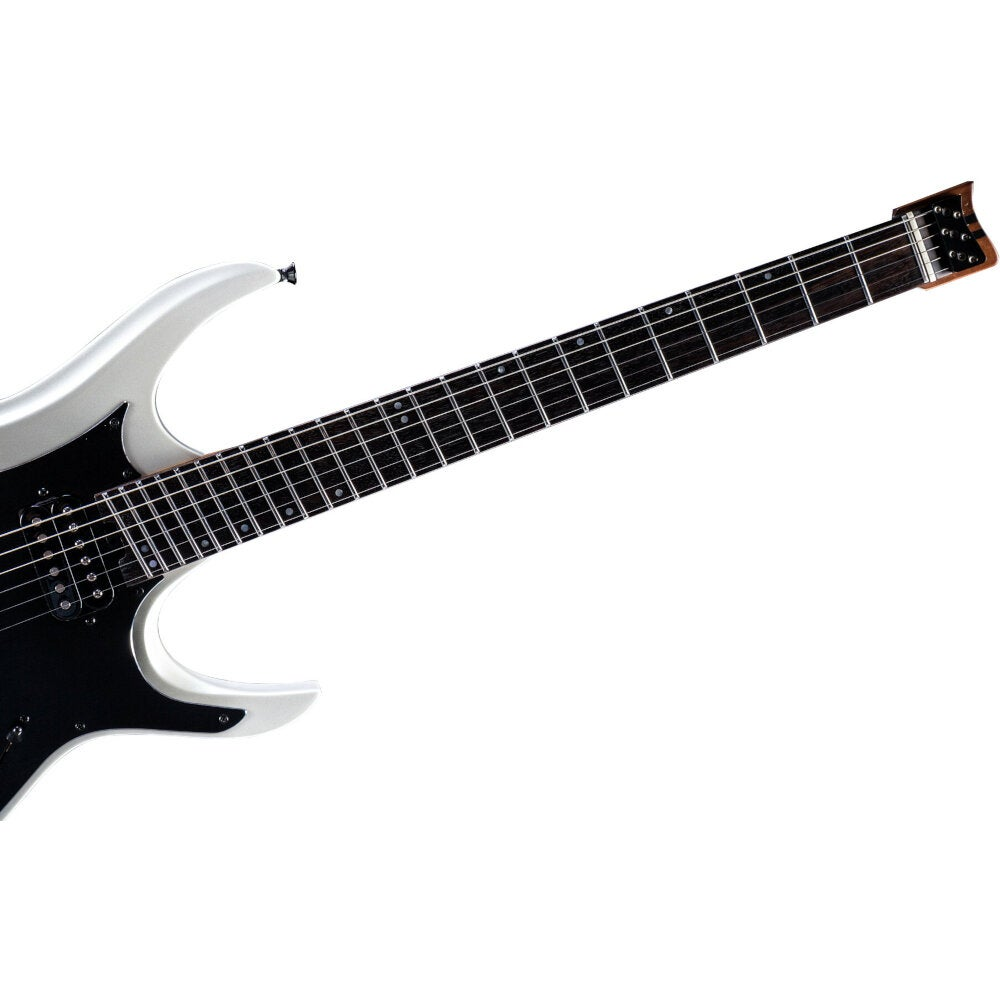 Siyah klavyeli ve sapa sahip beyaz bir elektro gitar.