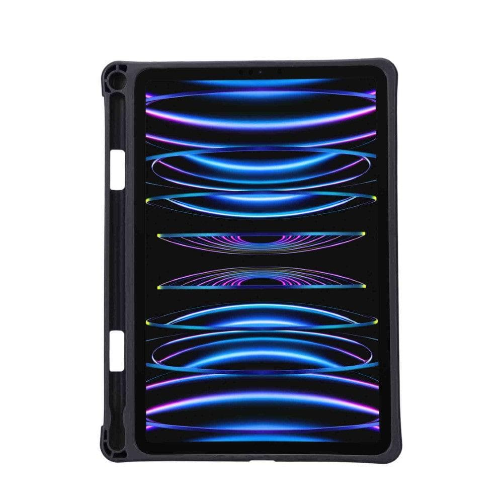 Soyut mavi ve mor arka planı gösteren, koruyucu kılıfta siyah tablet.