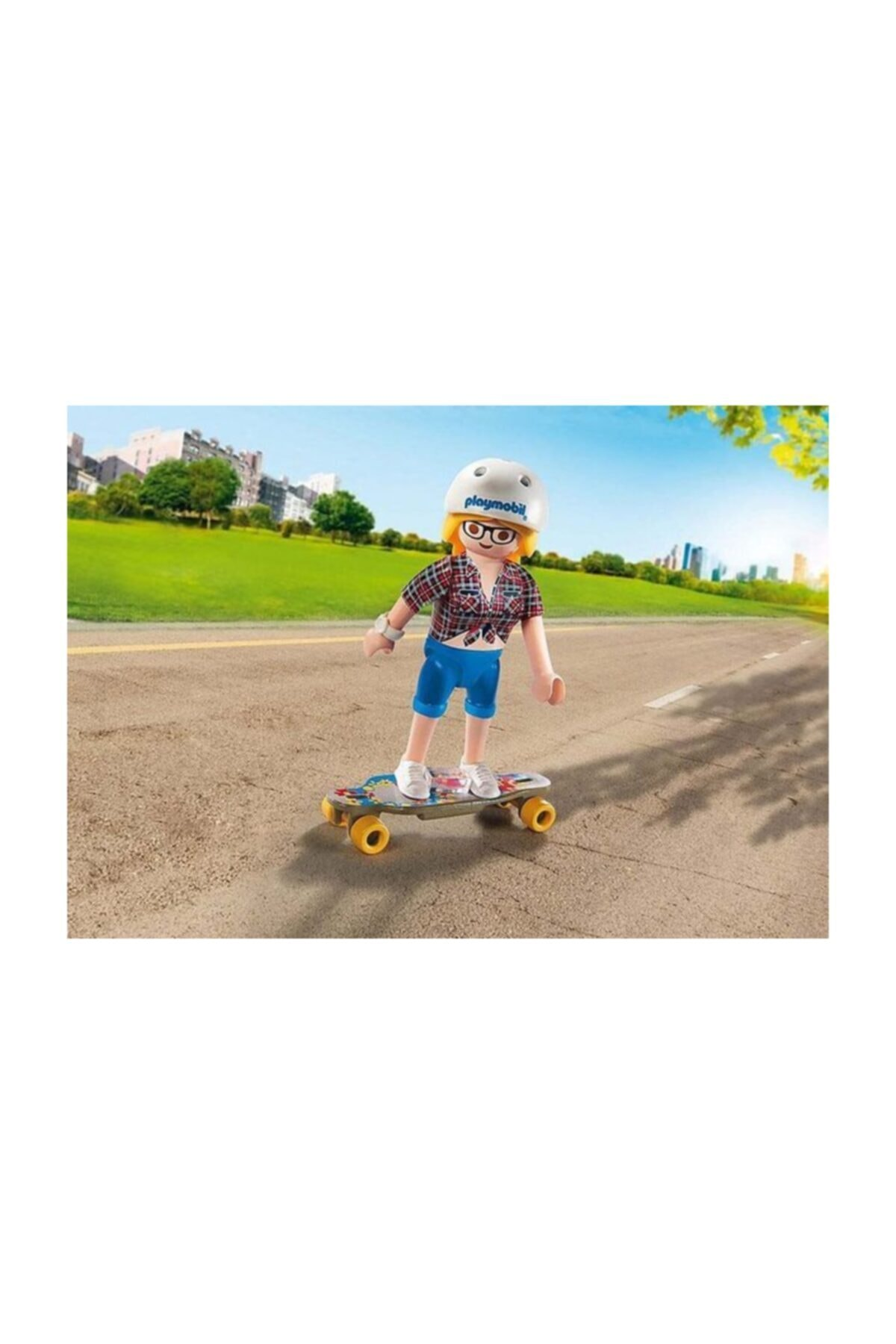 Personaggio Playmobil su skateboard su strada asfaltata, alberi ed edifici sullo sfondo.